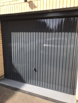 Garage door in ‘anthracite’ high gloss